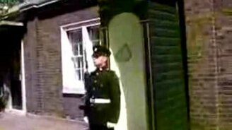 Рассмешили английского постового - смотреть видео (0:31)