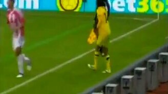 Ботинком в судью - смотреть видео (0:12)