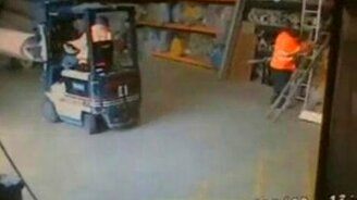 Нокаут от грузовичка - смотреть видео (0:48)