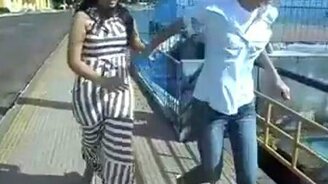 Девушки садятся в лодку - смотреть видео (0:37)