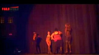 Неудача девушки во время танца - смотреть видео (0:42)