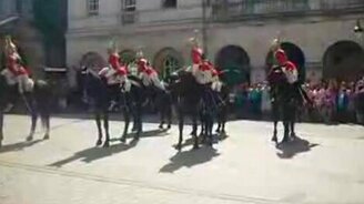 Неудача конного гвардейца - смотреть видео (0:27)