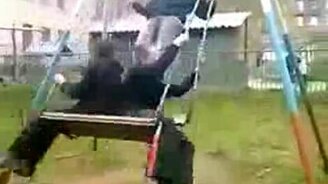 Отлетел с качели на забор - смотреть видео (1:06)