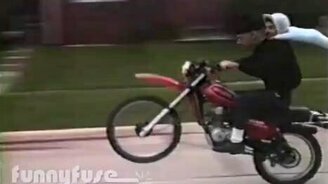 Весёлый мотоциклист - смотреть видео (0:59)