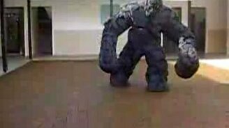 Костюмчик монстра - смотреть видео (0:10)