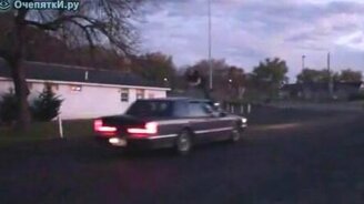 Прыжок чере авто не удался - смотреть видео (0:35)