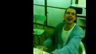 Рассмеялся и упал - смотреть видео (0:12)