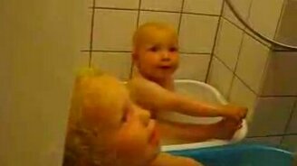 Папа купает детей - смотреть видео (0:23)