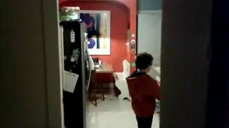 Увлечённый мальчишка - смотреть видео (0:55)