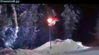 Скейтом о фонарный столб - смотреть видео (0:21)