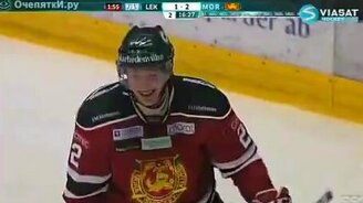 Это хоккеист от радости - смотреть видео (0:43)