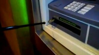 Змея из банкомата - смотреть видео (0:46)