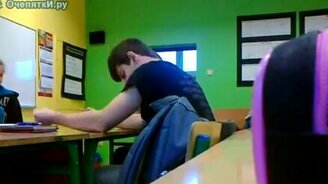 Слушает музыку на лекции - смотреть видео (0:56)