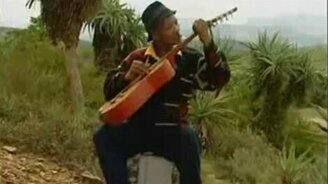 Играет на гитаре при помощи ложки - смотреть видео (1:07)