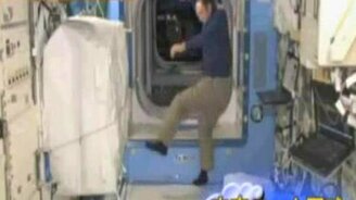 Бейсбол в невесомости - смотреть видео (1:16)