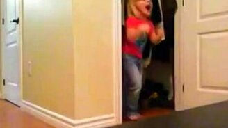 Напугала папу - смотреть видео (0:45)