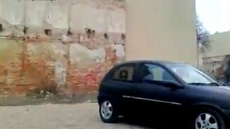 Легковушка свалила стену - смотреть видео (0:47)