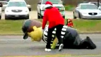 Рефери споткнулся - смотреть видео (0:11)