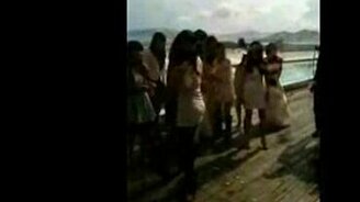 Молодая коряга с букетом - смотреть видео (0:27)