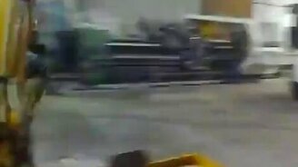 Опасное развлечение в цехе - смотреть видео (0:52)