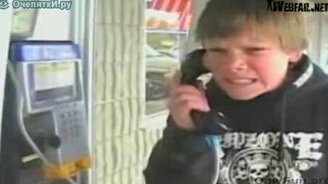 Приклеил себя к телефонной трубке - смотреть видео (1:56)