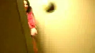 Девушка и мячик - смотреть видео (0:15)