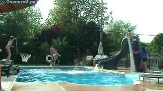 Отличный трюк в бассейне - смотреть видео (0:42)