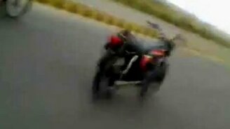 На роликах за мопедом - смотреть видео (1:45)