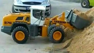 Классный радиоуправляемый погрузчик - смотреть видео (2:43)