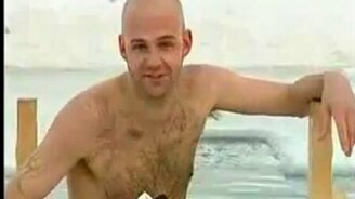 Нелегко быть репортёром - смотреть видео (1:04)