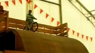 И прям в стену! - смотреть видео (0:27)