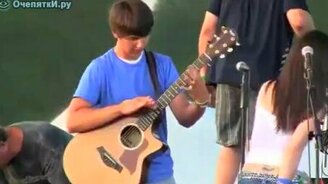 Удивительный гитарист - смотреть видео (2:13)