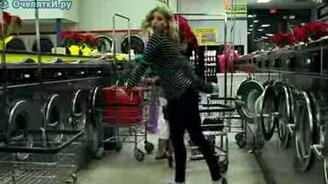 Девушка танцует у всех на виду - смотреть видео (2:14)