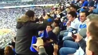 Уснул среди болельщиков - смотреть видео (0:40)