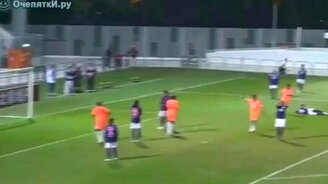 Гол в свои ворота - смотреть видео (0:33)