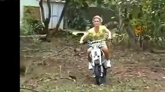 Забавные мотоприколы - смотреть видео (4:26)