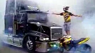 Мотоциклист против грузовика - смотреть видео (2:33)