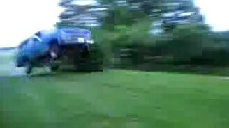 Безумный прыжок на развалюхе - смотреть видео (0:11)