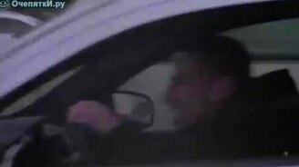 Страстный меломан за рулём - смотреть видео (2:25)