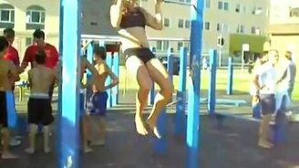 Вот это девушка на турнике - смотреть видео (0:54)