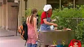 Розыгрыш с горячей собакой - смотреть видео (1:20)