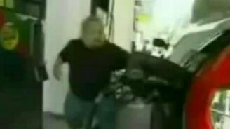 Умелый карлик-заправщик - смотреть видео (0:31)