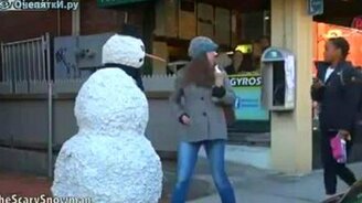 Страшный снеговик на улице - смотреть видео (2:25)