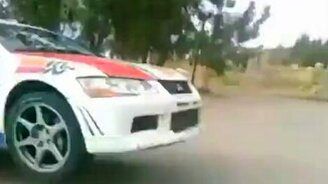 Опасный гонщик счастливчик - смотреть видео (0:36)