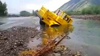 Засадил трактор по горло - смотреть видео (2:35)