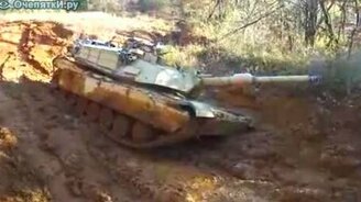 Танк завяз на бездорожье - смотреть видео (4:13)