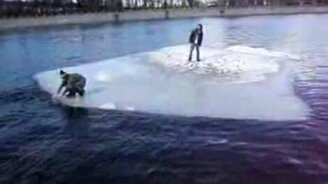 На льдине по Москва-реке - смотреть видео (2:20)