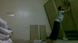 Парень против шкафа - смотреть видео (0:31)