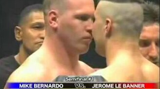 Поцелуй приветствия у боксёров - смотреть видео (0:19)