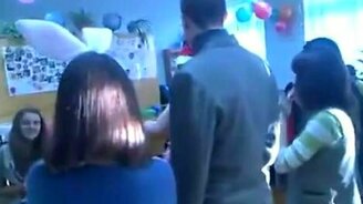 Школьный розыгрыш со стулом - смотреть видео (0:32)